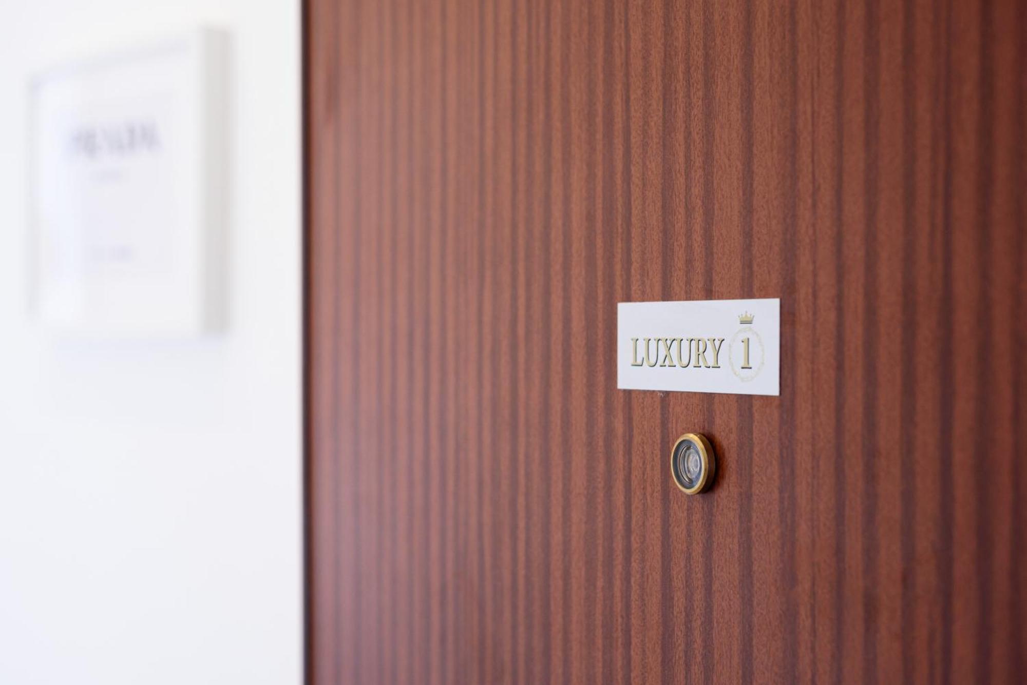 Luxury Apartment In Central City ナポリ エクステリア 写真